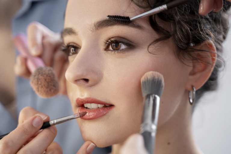 10 Simple Makeup Tricks to Transform a Common Girl into a Stylish Diva